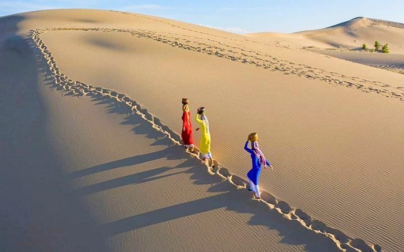 Mỗi lần ngắm nhìn, đồi cát lại mang dáng hình khác